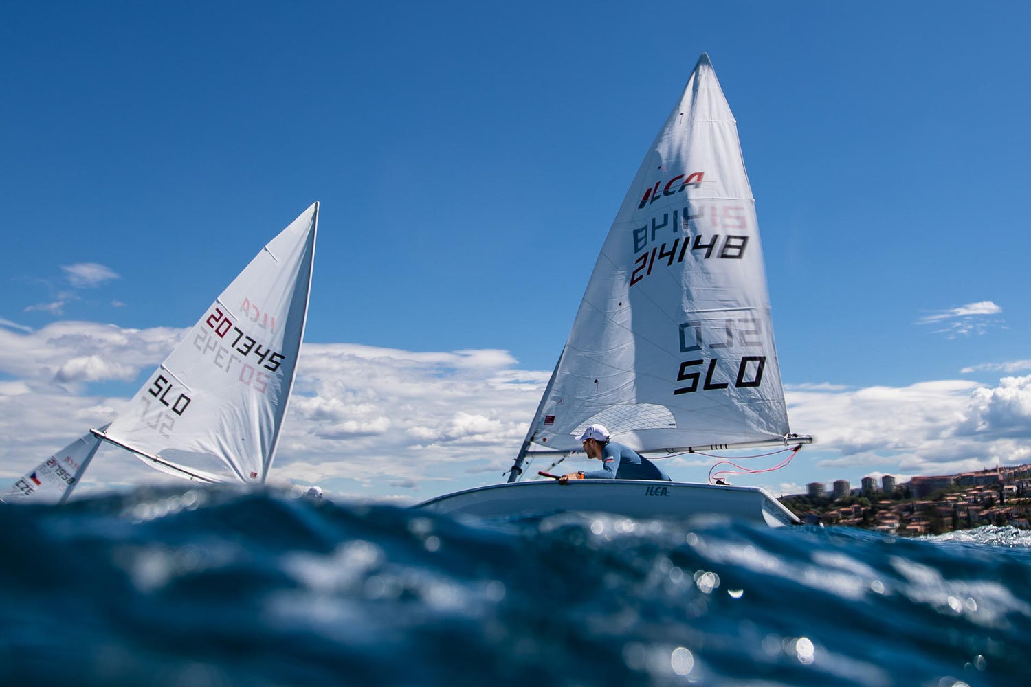 Carica video: &lt;p&gt; Dai un&#39;occhiata più da vicino a ciò che ci spinge. Dalla prima scintilla di un sogno olimpico all&#39;artigianato pratico nel nostro cantiere navale, questo video racconta la storia di Devoti Sailing, dove ogni barca inizia con una visione ed è costruita con uno scopo. Scopri le persone, il processo e la filosofia alla base delle nostre imbarcazioni a vela di livello mondiale.&lt;/p&gt;